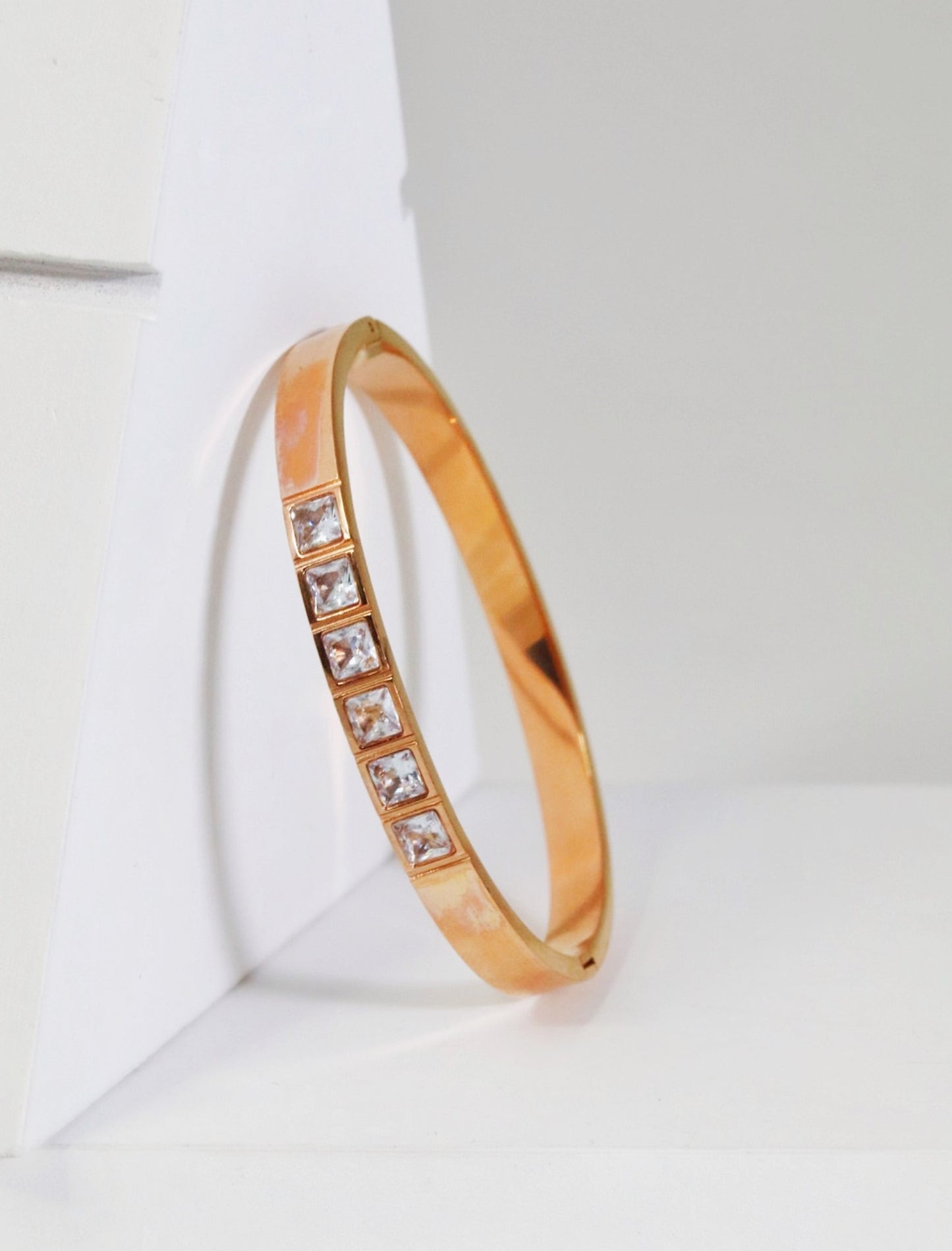 Nisa Premium Rose-Gold Polish Fabulous Solitare Design With Diamond Studded Bracelet For Women and Girls